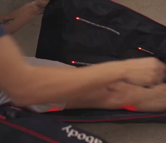 Charger la vidéo : JetBoots Pro Plus - bottes de pressothérapie lumière infrarouge - 3 tailles - Therabody